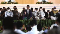 Presiden Jokowi bersama Wakil Presiden Maruf Amin, Menteri Pertahanan Prabowo Subianto dan ketua penyelenggara Said Aqil Siradj  mengikuti zikir dan doa kebangsaan 77 tahun Indonesia.