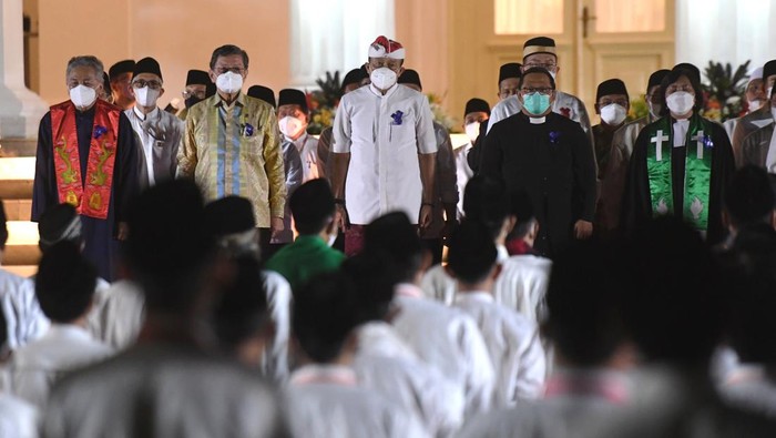 Sejumlah tokoh lintas agama menghadiri zikir dan doa kebangsaan 77 tahun Indonesia merdeka di halaman Istana Merdeka, Jakarta, Senin (1/8/2022). Zikir kebangsaan tersebut sebagai rangkaian perayaan HUT ke-77 Kemerdekaan RI. ANTARA FOTO/Hafidz Mubarak A/rwa.