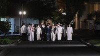 Presiden Jokowi bersama Wapres Maruf Amin didampingi oleh tokoh lintas agama berjalan menuju lokasi acara Zikir Kebangsaan 77 Kemerdekaan RI di Istana Negara, Jakarta.