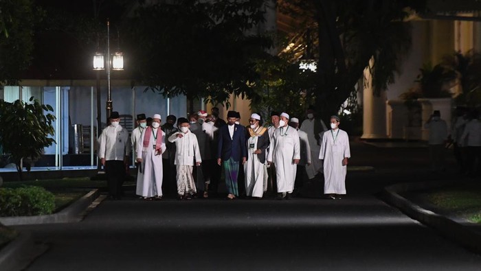 ZIKIR KEBANGSAAN 77 TAHUN INDONESIA MERDEKA Presiden Joko Widodo (kiri) dan Wakil Presiden Ma'ruf Amin mengikuti zikir dan doa kebangsaan 77 tahun Indonesia merdeka di halaman Istana Merdeka, Jakarta, Senin (1/8/2022). Zikir kebangsaan tersebut sebagai rangkaian perayaan HUT ke-77 Kemerdekaan RI. ANTARA FOTO/Hafidz Mubarak A/rwa.