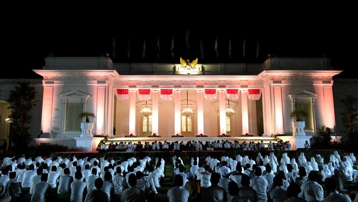 Presiden Joko Widodo (kiri) dan Wakil Presiden Ma'ruf Amin mengikuti zikir dan doa kebangsaan 77 tahun Indonesia merdeka di halaman Istana Merdeka, Jakarta, Senin (1/8/2022). Zikir kebangsaan tersebut sebagai rangkaian perayaan HUT ke-77 Kemerdekaan RI. ANTARA FOTO/Hafidz Mubarak A/rwa.