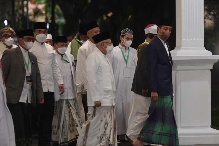 Presiden Joko Widodo (kiri) dan Wakil Presiden Ma'ruf Amin mengikuti zikir dan doa kebangsaan 77 tahun Indonesia merdeka di halaman Istana Merdeka, Jakarta, Senin (1/8/2022). Zikir kebangsaan tersebut sebagai rangkaian perayaan HUT ke-77 Kemerdekaan RI. ANTARA FOTO/Hafidz Mubarak A/rwa.