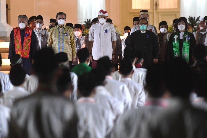 Presiden Joko Widodo (kiri) dan Wakil Presiden Maruf Amin mengikuti zikir dan doa kebangsaan 77 tahun Indonesia merdeka di halaman Istana Merdeka, Jakarta, Senin (1/8/2022). Zikir kebangsaan tersebut sebagai rangkaian perayaan HUT ke-77 Kemerdekaan RI. ANTARA FOTO/Hafidz Mubarak A/rwa.