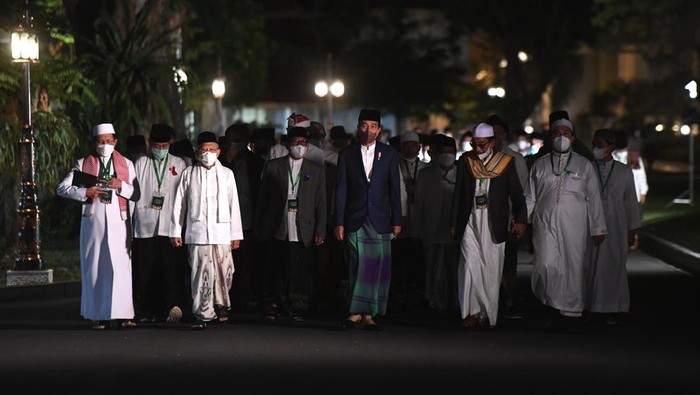 ZIKIR KEBANGSAAN 77 TAHUN INDONESIA MERDEKA Presiden Joko Widodo (kedua kiri) dan Wakil Presiden Ma'ruf Amin (kedua kanan) mengikuti zikir dan doa kebangsaan 77 tahun Indonesia merdeka di halaman Istana Merdeka, Jakarta, Senin (1/8/2022). Zikir kebangsaan tersebut sebagai rangkaian perayaan HUT ke-77 Kemerdekaan RI. ANTARA FOTO/Hafidz Mubarak A/rwa.