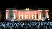 Suasana acara pada malam hari di halaman Istana Merdeka. Tujuan dari Zikir dan doa kebangsaan tersebut sebagai rangkaian untuk menyambut perayaan HUT ke-77 Kemerdekaan RI.