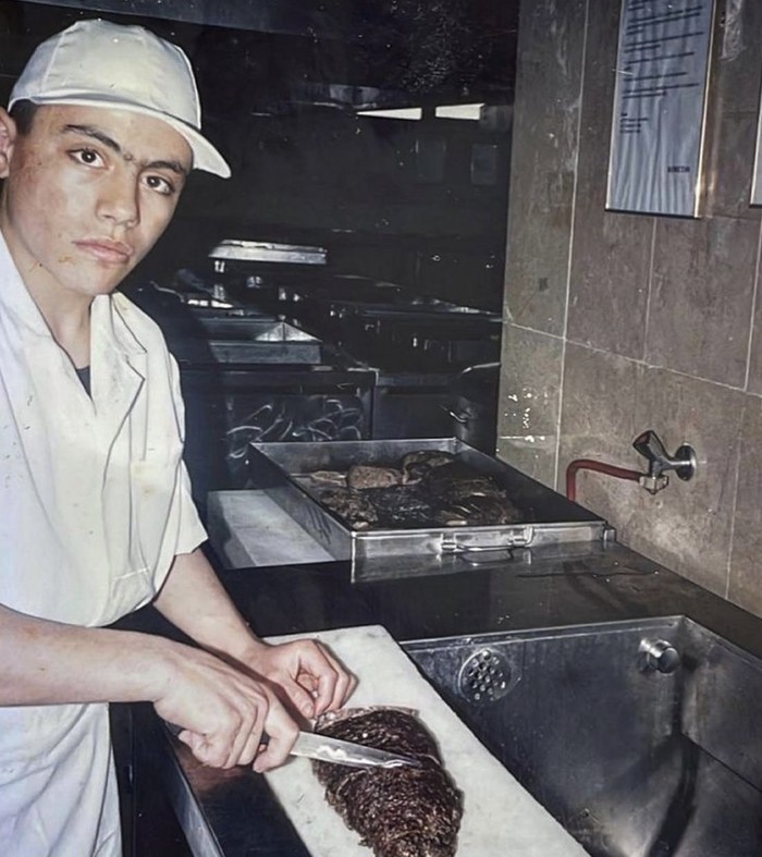 10 Aksi Salt Bae Saat Potong Daging, Bikin Foodies Terkesima! 10 Aksi Salt Bae Saat Potong Daging, Bikin Foodies Terkesima!