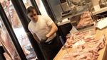 10 Aksi Salt Bae Saat Potong Daging, Bikin Foodies Terkesima!