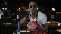 Tak hanya steakhouse, Salt Bae juga melebarkan bisnisnya dengan jualan potongan daging mentah siap olah di Amerika Serikat. Pria necis ini pun pamer daging berkualitas miliknya.