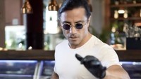 Menggunakan dua pisau yang super tajam, Salt Bae memotong-motong daging sapi jadi lembaran steak. Setelahnya ia memanggang daging itu. Duh, ngiler!