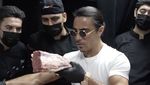 10 Aksi Salt Bae Saat Potong Daging, Bikin Foodies Terkesima!