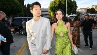 Simu Liu menggandeng tangan Jade Bender saat memasuki lokasi karpet merah. (Foto: Variety via Getty Images/Michael Buckner)