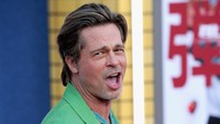 Gaya santai Brad Pitt di karpet merah Bullet Train. (Foto: Getty Images/Albert L. Ortega)