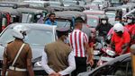 Sri Lanka Mulai Batasi Pembelian BBM, Warga Antre Dorong Motor dan Bajaj