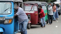 Warga pemilik bajaj juga ikut antre untuk beli BBM. Foto: Anadolu Agency via Getty Images/Anadolu Agency
