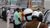 Polisi Sri Lanka mengamankan antrean pembelian BBM di sala satu SPBU pada Selasa 2 Agustus 2022 kemarin. Foto: Anadolu Agency via Getty Images/Anadolu Agency