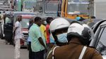 Sri Lanka Mulai Batasi Pembelian BBM, Warga Antre Dorong Motor dan Bajaj
