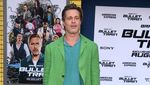 Gaya Santai Suka-suka Brad Pitt Pakai Celana Gombrong