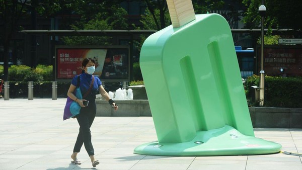Bukan es krim sungguhan lho ya. Es krim tersebut merupakan instalasi seni yang mejeng di halaman salah satu pusat perbelanjaan di Hangzhou.