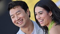 Simu Liu tampil dengan kaus dan blazer berwarna kalem dalam kesempatan ini. (Foto: FilmMagic/Axelle/Bauer-Griffin)