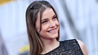 Aduh cantiknya senyum Barbara Palvin! (Foto: FilmMagic/Axelle/Bauer-Griffin)  