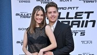 Menggandeng sang kekasih, Dylan Sprouse, Barbara Palvin terlihat tak berhenti tersenyum. (Foto: FilmMagic/Axelle/Bauer-Griffin)  