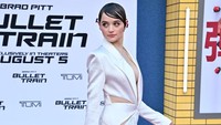 Dress unik bergaya blazer di atas dan rok panjang dengan rumbai di bagian bawah dikenakan Joey King dalam kesempatan itu. (Foto: FilmMagic/Axelle/Bauer-Griffin)