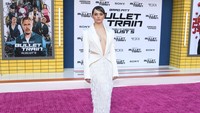 Joey King tampil serba putih di karpet merah (karpet pink lebih tepatnya) film Bullet Train. (Foto: Getty Images/Jon Kopaloff)