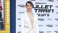 Sepatu hak tinggi putih semakin menyempurnakan penampilan Joey King. (Foto: Getty Images/Jon Kopaloff)