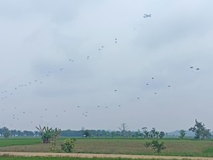 Aksi Terjun Payung Prajurit TNI-US Army di Latma Super Garuda Shield
