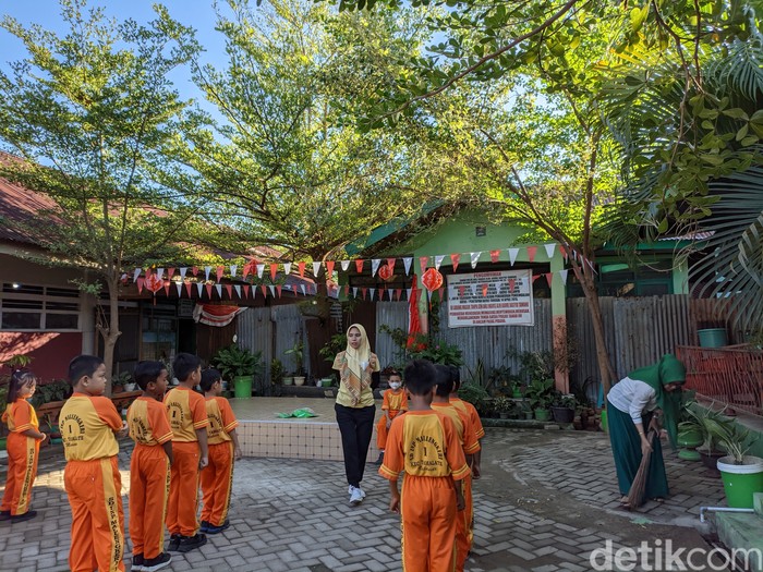 Aktivitas belajar siswa di SD Mallengkeri I Makassar.