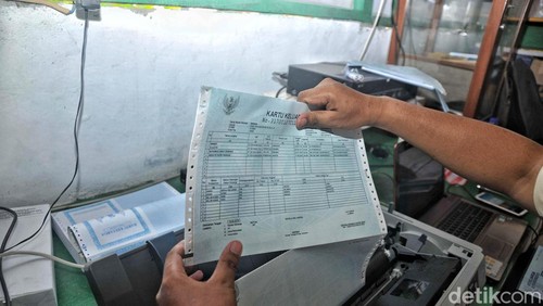 Kegunaan Kartu Keluarga bagi masyarakat sangatlah penting. Kartu Keluarga wajib dimiliki oleh setiap keluarga sebagai dokumen penting dalam kependudukan.