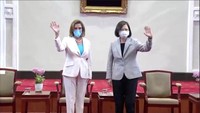 Ketua DPR AS Nancy Pelosi (kiri) bertemu dengan Presiden Taiwan Tsai Ing-wen di kantor kepresidenan di Taipei, Taiwan, Rabu (03/08/2022). Taiwan masih diklaim oleh China menjadi salah satu provinsinya. Kedatangan Nancy Pelosi membuat China marah. (Taiwan Presidential Office/Reuters)