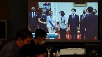 Pemandangan ruang pers gedung Kepresidenan sebagai layar untuk menunjukkan Direktur American Institute in Taiwan (AIT) Sandra Oudkirk, Ketua DPR AS Nancy Pelosi, Presiden Taiwan Tsai Ing-wen dan Wakil Presiden Taiwan William Lai selama pertemuan di Gedung Kepresidenan. (Ann Wang/Reuters)
