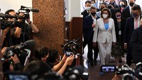 Para wartawan menunggu Nancy Pelosi usai bertemu dengan anggota parlemen Taiwan. (Ann Wang/Reuters)