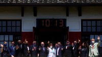 Ketua DPR AS Nancy Pelosi berfoto bersama sebelum meninggalkan gedung parlemen. (Ann Wang/Reuters)