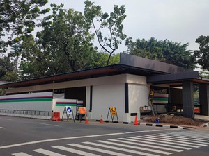 Duduk Perkara Ambruknya Atap Halte TransJ Depan Balai Kota