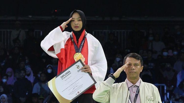 Atifa Fismawati, mahasiswi Unnes peraih medali emas dalam ajang 19th World Pencak Silat Championship 2022 di Malaysia.