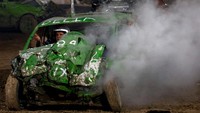 Kompetisi bertajuk Demolition Derby ini rupanya digelar untuk menggalang dana bagi anak-anak penderita kanker.