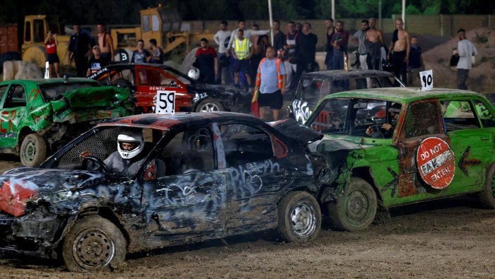 Begini Kompetisi Menghancurkan Mobil di Malta Drivers take part in a car demolition derby organised by the Cars and Motorcycles Sport Association (Malta) to raise funds for the Puttinu Cares children's cancer support group in Ta' Qali, Malta, July 30, 2022. REUTERS/Darrin Zammit Lupi