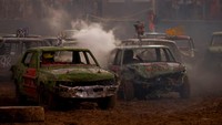 Peserta bersaing dalam kompetisi menghancurkan mobil bertajuk Demolition Derby di Ta Qali, Malta.