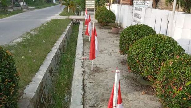 Bendera merah putih di Kantor Camat Asahan.