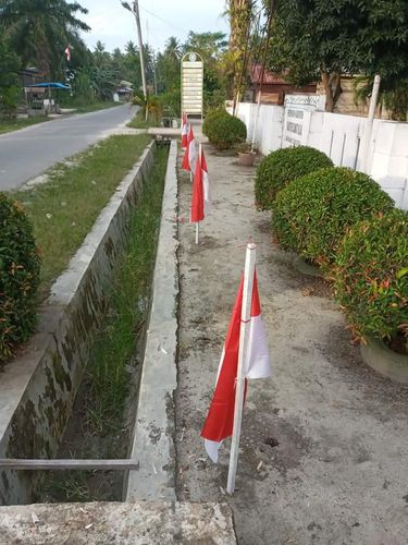 Bendera merah putih di Kantor Camat Asahan.