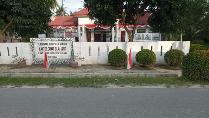 Bendera merah putih dipasang hampir menyentuh tanah. (Foto: Istimewa)