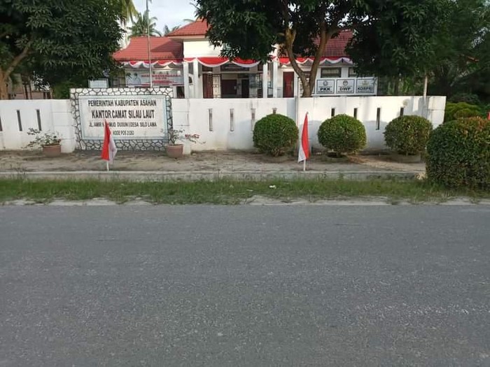 Bendera merah putih dipasang hampir menyentuh tanah. (Foto: Istimewa)