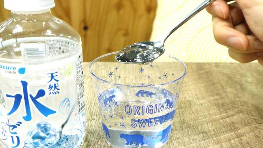 Bosan Minum Air? Coba Makan Jelly Air Putih yang Kenyal Ini