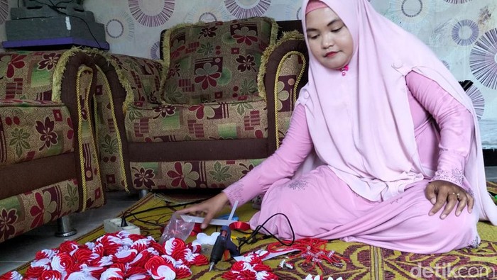 Anis Suliatin membuat asesoris motif merah putih.