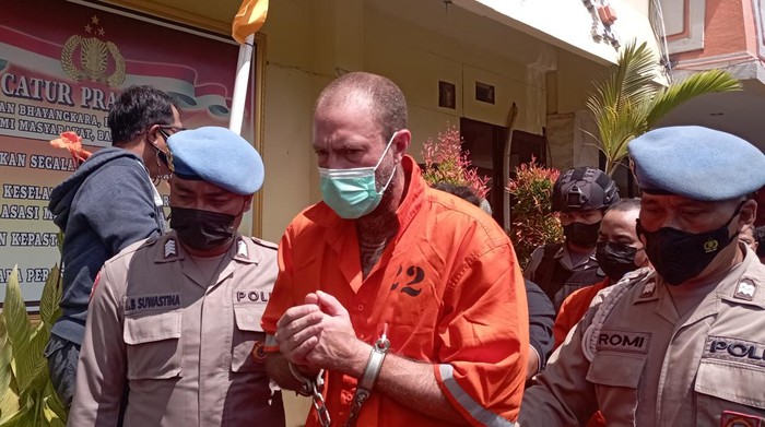 Bule Amerika Serikat (AS) di Bali ditangkap karena narkoba, saat konferensi pers di Polresta Denpasar, Rabu (3/8/2022).