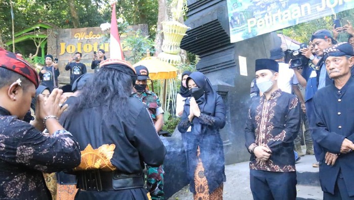 Bupati Mojokerto Ikfina Fahmawati menghadiri ruwat agung Petirtaan Jolotundo di Dusun Biting, Desa Seloliman, Kecamatan Trawas.
