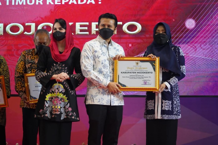Bupati Mojokerto Raih Penghargaan