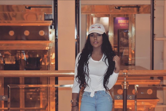 Carolina Lekker bersikeras kalau berhubungan seks bisa membakar banyak kalori. Selain itu bercinta juga merupakan aktivitas yang umum dilakukan orang dan memberi manfaat kesehatan bagi tubuh. Foto: Instagram/@carollekker_